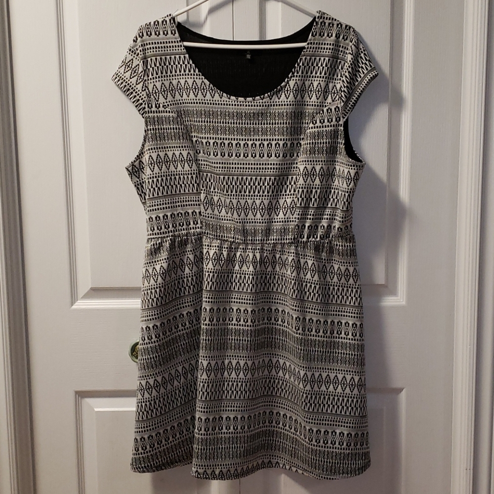 2/$15🦇 black and white patterned dress
